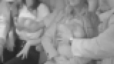 映画館で2人の女性達の身体を周りの男性達が触りまくりますｗｗｗのthumbnail