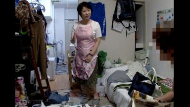 ☆人妻ナンパ☆　５６歳だというがセンズリをしてる若者の姿を偶然見てしまった完熟人妻がとびきりスケベな淫乱メス犬に豹変！旦那様が仕事に精を出す平日の昼下がり匂い立つヌルヌルの閉経マ●コに快楽を与え続けられて性的欲望が覚醒したドスケベ人妻が悩ましい絶頂ズラでイキ乱れる淫らな姿を見逃すな！のthumbnail