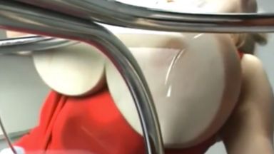 爆乳のおばさんがガラスのテーブルにおっぱいを押し付けるｗｗｗのthumbnail