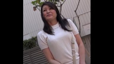 ！！50歳の普通の真面目な奥様は秘書をしている清楚清純おマンコなのに…欲求不満は我慢の限界！！のthumbnail
