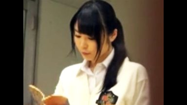 公共の図書館でド変態男のターゲットになってしまったJK哀れのthumbnail