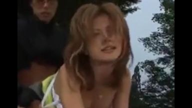 正座してしゃぶれよ!野外でフェラをさせられ頭の後ろを押えられイマラチオで嵌められています。のthumbnail