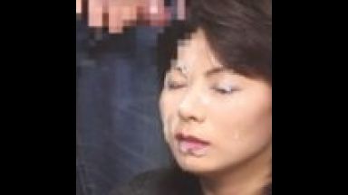 【ぶっかけ・清楚美人妻】いっぱいかけて！お口に精液を流し込まれて・・美顔をザーメンで汚される！のthumbnail