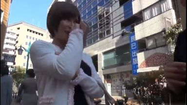 【人妻ナンパ】「え？ちょっと、なに？」ナンパしたオネエと勘違いするケバイ人妻がケツ穴おっぴろげの騎乗位激イキのthumbnail