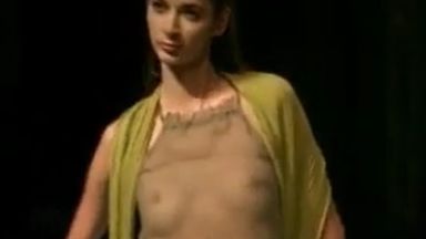 ファッションショーでおっぱい出してる特集ですｗｗｗのthumbnail