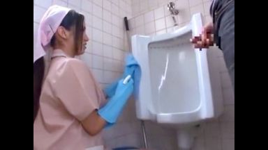 【淫乱痴女】清掃員の爆乳美女が男子トイレで勃起オチンポに発情！我慢出来ずにその場で濃厚絶頂ドスケベ生ハメセックス！のthumbnail