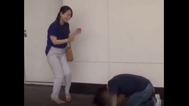 【美人教師 筆おろし】土下座ナンパで、担任先生を連れ込み… 童貞生徒を、内緒で性指導… ヌルヌルまんこに、 ぬぷっと挿入のthumbnail