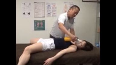 ♡中出しドピュ「大きく吸ってね…♡」整体で媚薬盛られる筋肉痛のお姉さん…おまんこがピクピク痙攣してチンポ欲しくて堪らない身体に…のthumbnail