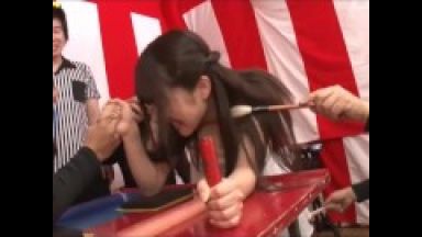 筆でくすぐられながらも腕相撲をする巨乳美女！くすぐり我慢選手権で結局我慢できずにパコられるのメスさんのthumbnail