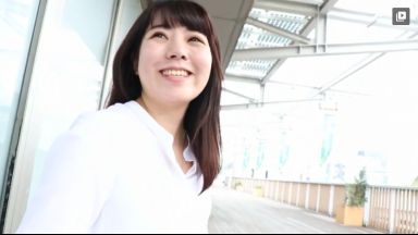 【ＡＶ出演・清楚な美人妻】旦那は長期出張中！パイパンマンコから潮吹き・・騎乗位で膣奥まで埋め込み絶叫のthumbnail