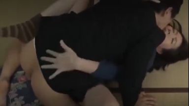 息子、旦那、どんなに抱かれても性欲が満たされなくてディルドでもオナニーをしてしまうが、その姿を男に見られてしまう熟女。のthumbnail