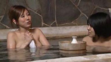 【熟女】露天風呂でお酒を飲んでほろ酔いの奥さんとしっぽりエロい事をやりまくるｗｗｗのthumbnail