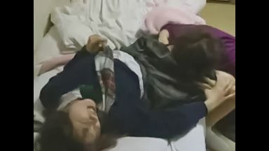 【ヘンリー塚本】両刀使いのドスケベ熟女が激カワJK娘をレズレイプ！凄テク手マンでイキまくる美少女に勃起不可避！のthumbnail