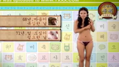 裸でニュースを呼んでいる女性のニュースキャスターが何故か裸です。のthumbnail