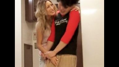 【人妻・痴女】性欲が溜まっていたギャルママの愚痴を聞いてたらいきなりベロチューしながら股間を擦り誘惑してきたので。。。のthumbnail