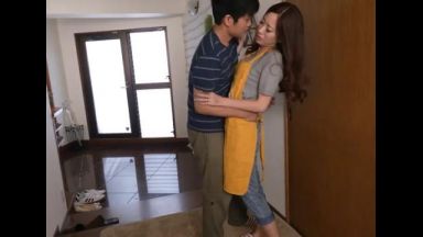 【母親】｢お父さん戻ってきたら…｣夫を仕事に送り出した朝。いつも息子に組み敷かれ、中出しされています。のthumbnail