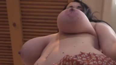 爆乳過ぎるお姉さんがおっぱいを見せたくておっぱいを見せながら掃除してしまうｗｗｗのthumbnail