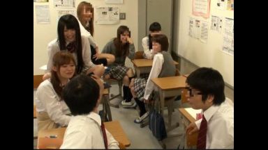 ☆JK☆『ね、皮剥けてんの？見せてよｗ』群れた女子達に公開チン見せを強要される･･･勃起したら不味いっ･･･のthumbnail