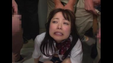 制服の女の子が男達に押さえつけられながらパイパンに嵌められ次々に顔にブッカケられています。のthumbnail
