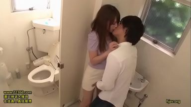 【吉沢明歩】若い男とベロチューしまくって発情するスレンダー美脚お姉さんの痴女行為のthumbnail