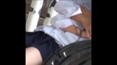 【盗撮・野外ファック】白昼堂々とヤリ始める高校生カップル！ムッチリ太ももがエロい・・手マンでイキまくりのthumbnail