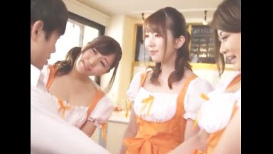 ♥パート人妻3人マンコ…君って可愛いね♥「ねぇ私達が欲求不満なの知ってるでしょ？」若くて硬いチンポおまんこに挿入するのよ♥のthumbnail