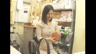 ♥整体院で人妻でチンポ挿入しちゃう…欲求不満奥様は我慢できずに言いなりでイキ狂っちゃうのthumbnail