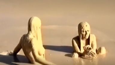 美女2人が裸で泥遊びをしている姿がエロ過ぎて興奮するｗｗｗのthumbnail