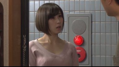 〚折原ほのか〛　「フェラまでかな？わたしも旦那いるし」頼まれて友人の夫を誘惑する巨乳妻が友人も交えて乱交のthumbnail
