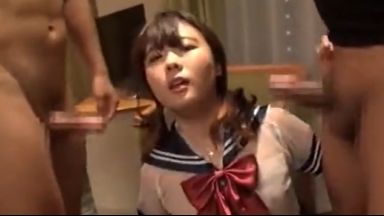 セーラー服JKがおっさんに囲まれて逆ハーレム楽しんじゃう激エロビッチJKのエッチな姿を焼き付けようのthumbnail