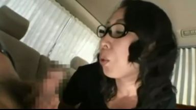 「見せてごらん？いつの間にこんなに立派になったのぉ？」ナンパした眼鏡熟女はノリノリでセンズリをお手伝いのthumbnail