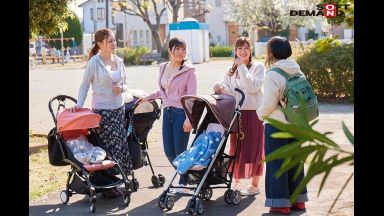 ♥29歳人妻「あぁっぁぁぁぁ...あなたゴメン♥」3人のママ友の前で産後敏感なおまんこに優しくチンポ挿入するHカップ奥様のthumbnail