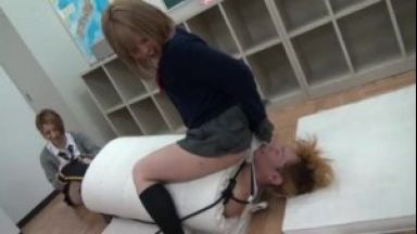 不良ギャルＪＫ２人から身動き取れずボコボコにされるＭ男のthumbnail