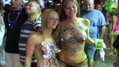 海外の夜のお祭りでボディペイントをしたりおっぱいを見せる女達でヌケるｗｗｗのthumbnail