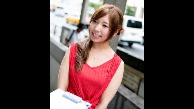 ２８歳だという昼下がりの日本橋で見つけたスレンダーながら巨乳という神ボディがひと際目を惹くアラサー人妻がとびきりスケベな淫乱メス犬に豹変！浮気はダメだと分かっていながらも口いっぱいに頬張った名前も知らないナンパ師の怒張した生チ●ポの匂いで激しく興奮した人妻が魅せる淫らな姿を見逃すな！のthumbnail