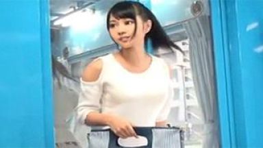 【マジックミラー号】アイドルを夢見る美少女カフェ店員がイキ潮を必死に我慢！のthumbnail