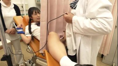 『診察台で身体を預けて…!』純真女子高生が医師の手マンに濡れ落ち…病室奥で初めてを奪われる中出し体験のthumbnail
