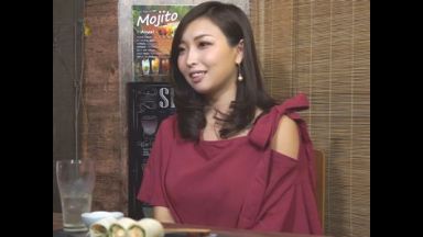 【連れ込み】相席居酒屋から自宅にお持ち帰りした三十路美魔女美女人妻！他人棒で不倫セックスするエロ浮気妻を盗撮隠し撮り！のthumbnail