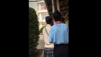【盗撮映像】女子高生を学校内で追い回し背後から隠し撮り！！スカートから覗く生足とパンティーエロすぎる神映像！！のthumbnail