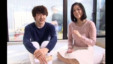 ４２歳だという買い物客で賑わう繁華街で見かけたとっても穏やかで上品な美人奥さまがとびきりスケベな淫乱メス犬に豹変！高額な謝礼に釣られて挑んだ年頃の息子と過激にふれあうHなミッションで性的欲望が覚醒した欲求不満の人妻が怒張した息子の未使用チ●ポをなりふり構わずハメまくる淫らな姿を見逃すな！のthumbnail