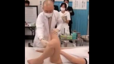 みんなに見られながらJKが膣検診のthumbnail