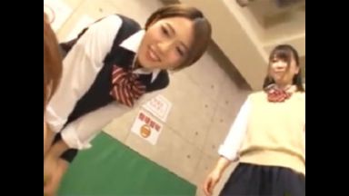 体育倉庫で制服の下に体操服ブルマを着てた痴女JK二人組にセックスの相手をさせられた男のthumbnail