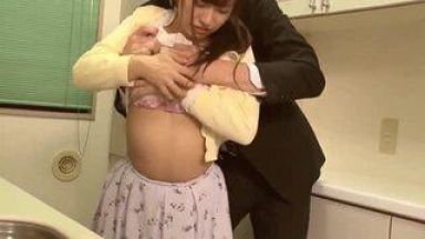 住宅を案内しながら2人に成ったところでお尻を触りオッパイを揉みパンツを脱がせて手マンをしています。のthumbnail