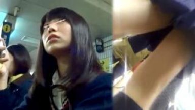 【駅電車パンチラ盗撮】地下アイドルの事務所に属してそうな清純ロリルックスの美少女を駅構内でストーキング盗撮のthumbnail