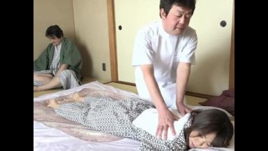 【人妻】温泉旅行に来た仲良し夫婦の寝取られ好き変態エロ旦那が温泉旅館でおじさんマッサージ師に奥さんの身体を差し出し…のthumbnail