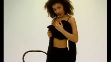 どんどん服を脱いでいくエスニックな女性が最高にエロ過ぎるｗｗｗのthumbnail