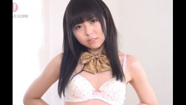 スレンダーロリな愛原あいかが制服脱いで恥ずかしそうにヌードのthumbnail