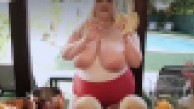 ブロンド爆乳の乳デカ乳輪デカ身体デカのおっぱいを見てみるかい？？のthumbnail