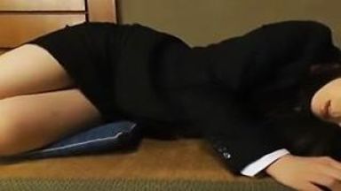 寝てしまったスーツ姿の編集者に欲情！襲い掛かって肉棒をぶち込みレイプしてしまうのthumbnail