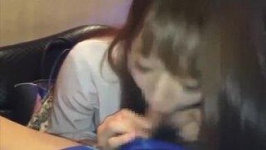 【個人撮影】カラオケ屋の中でこっそりチンポをしゃぶってもらって♪スマホで撮った動画がエロいことｗのthumbnail
